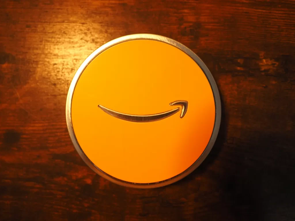 Amazonギフト券のボックスタイプシルバー缶オレンジ正面