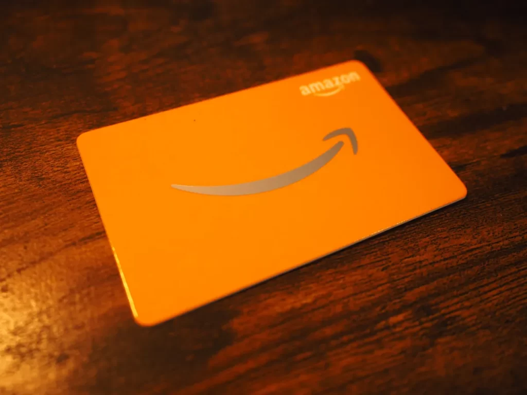 Amazonギフト券のボックスタイプシルバー缶オレンジカード斜め